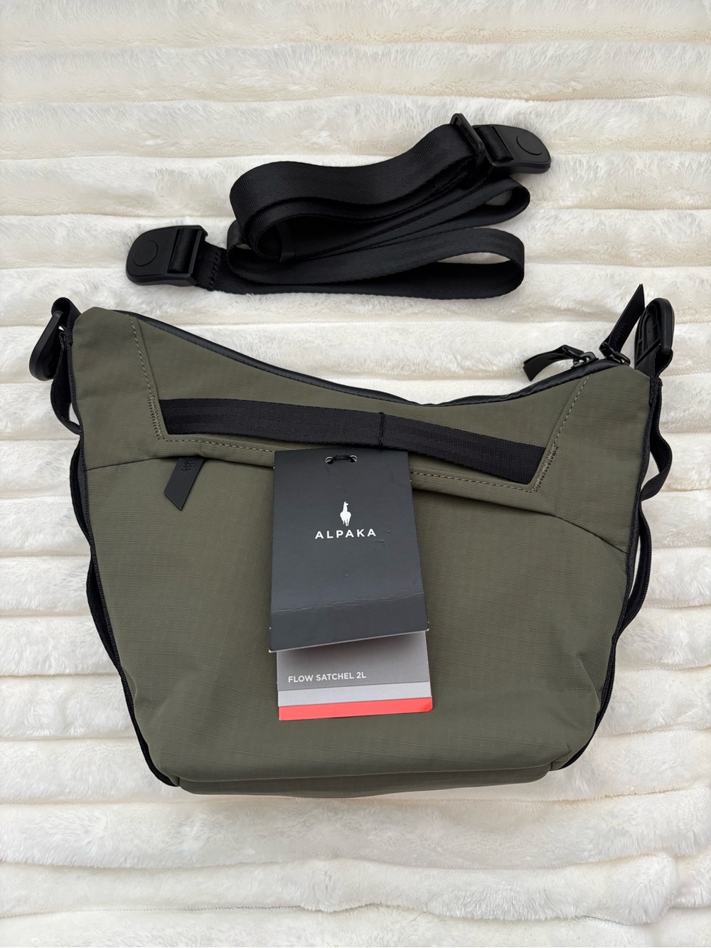 Alpaka- Flow Satchel 2L - Green - NWT - Picture 3 of 3